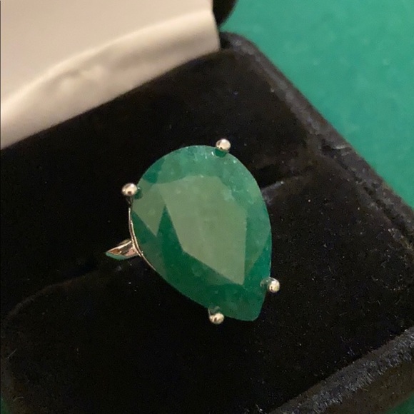 Exquisite Genuine Emerald Ring - Picture 2 of 11